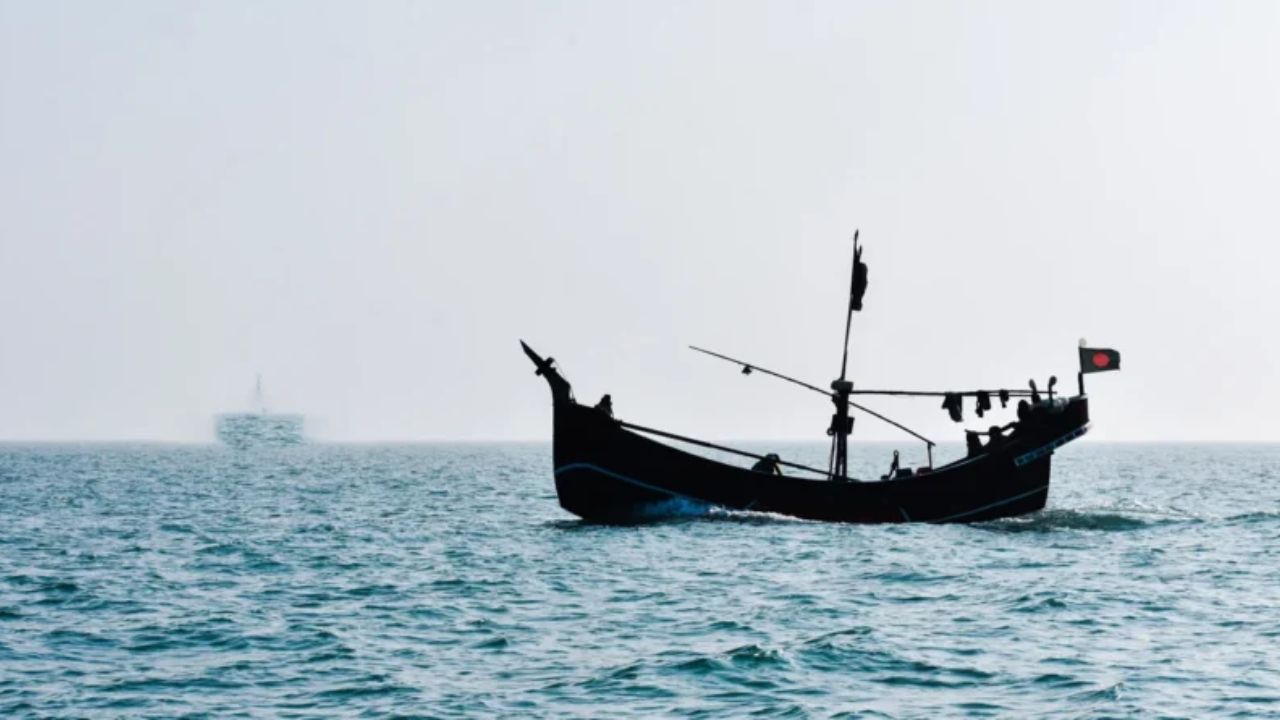 আরাকান আর্মির হাতে ১২ বাংলাদেশি জেলে অপহরণ